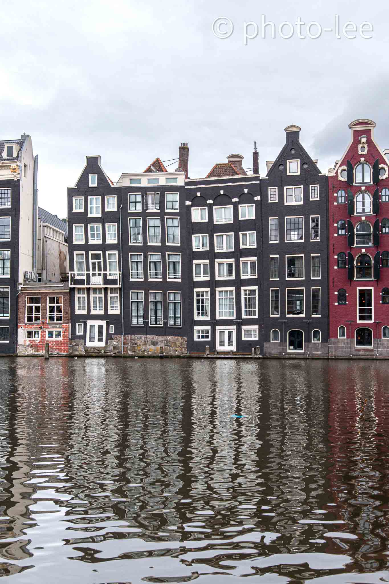 Eine Hausgruppe am Wasser in Amsterdam
